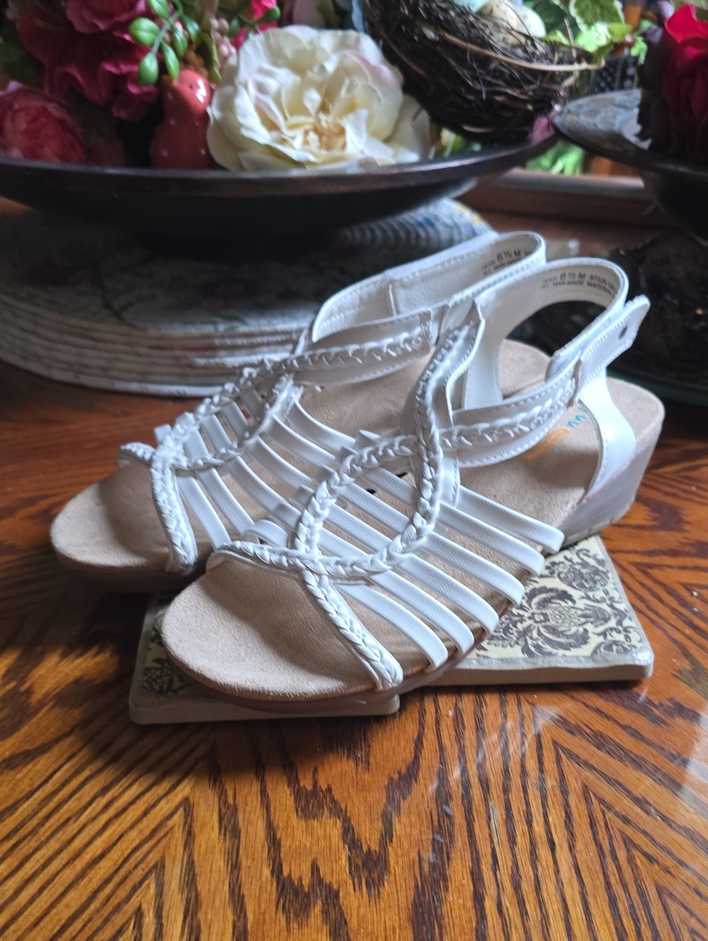 NWT Yuu Heidi Strap Sandals With Memory Foam
